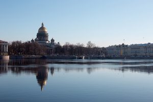 В Петербурге ввели режим самоизоляции, в Ленобласти ограничивают передвижение. Что об этом известно