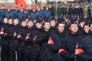 Нарукавники участниц парада на Дворцовой сравнивают с повязками Третьего рейха. Объясняем, что не так с фотографиями