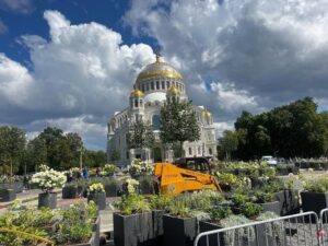 На Якорной площади в Кронштадте появился временный сад. В мае такой уже разбили перед Мариинским дворцом